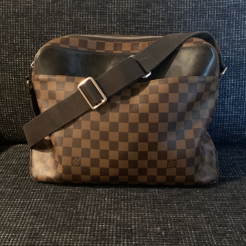 Louis Vuitton Messenger Bag in classic Damier